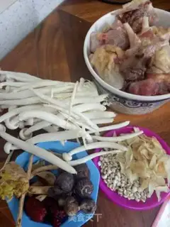 Make Seafood mushroom chicken soup step 0