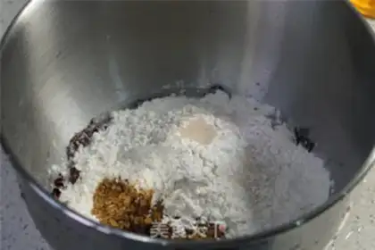 Make Red sugar rose toast step 1