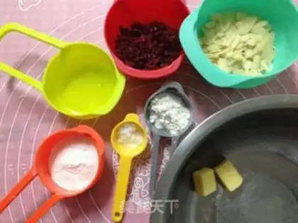 Make Cranberry almonds step 0