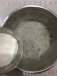 Make Pavlova cake step 1