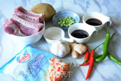Make Garlic cheese ribs with potatoes step 1