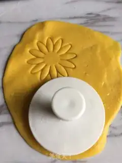 Make Sunflower cookies step 6