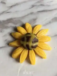 Make Sunflower cookies step 9