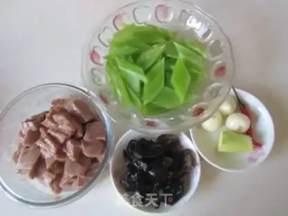 Make "Red oil bouquets." step 0