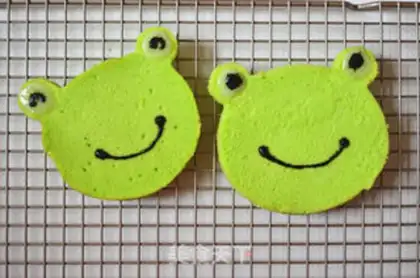 Make Frog cake step 13