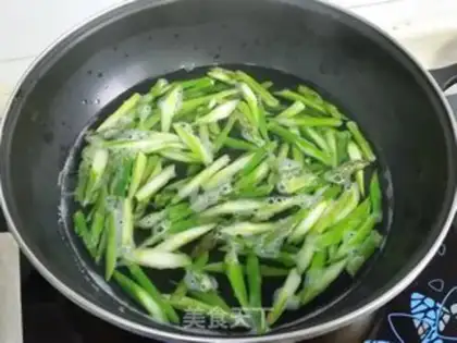 Make Cleaning up the mushrooms step 1