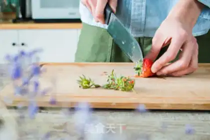 Make Strawberry juice step 1