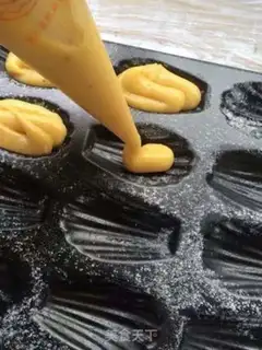 Make Vanilla Madeleine step 12