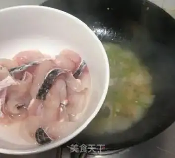 Make Squeeze and make white and black fish step 4