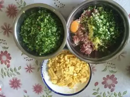 Make Corn vegetables and pork dumplings step 1