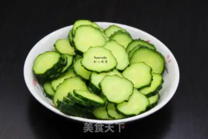 Make cucumber fried eggs step 1
