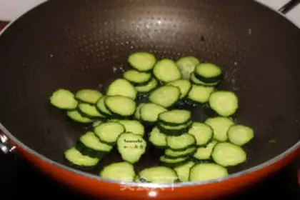 Make cucumber fried eggs step 4