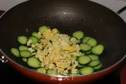 Make cucumber fried eggs step 5