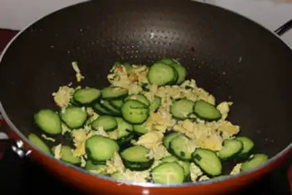 Make cucumber fried eggs step 6