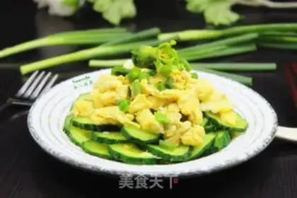 Make cucumber fried eggs step 7