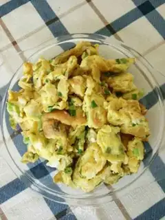 Make Shrimp skins, fried eggs step 4
