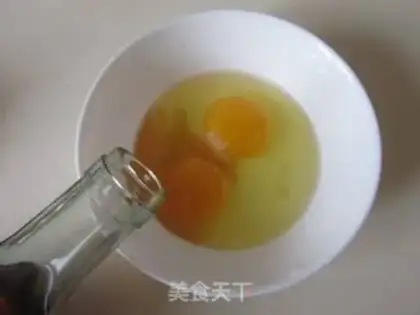 Make mustard tomato egg noodles step 1