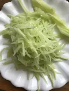 Make cucumber silk eggnog noodles step 3