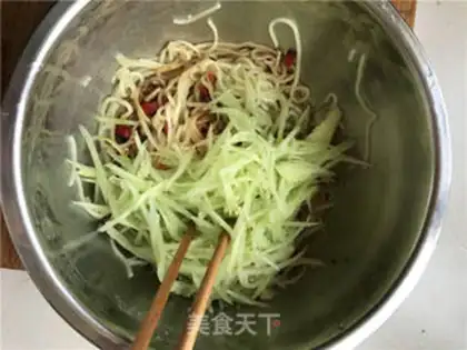 Make cucumber silk eggnog noodles step 5