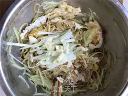 Make cucumber silk eggnog noodles step 7