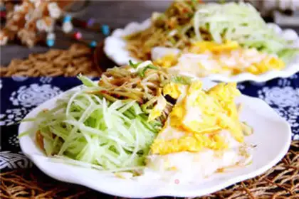 Make cucumber silk eggnog noodles step 8