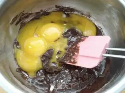 Make A fruit strawberry box cake step 2