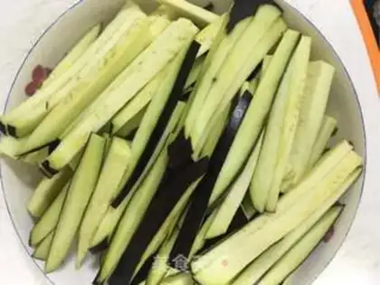 Make Garlic fan steamed eggplant step 1