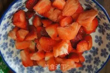 Make Strawberry apple shake step 1