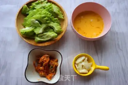 Make Spicy cabbage eggs for the bitter step 1