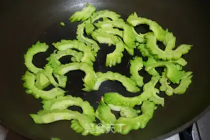 Make Spicy cabbage eggs for the bitter step 2