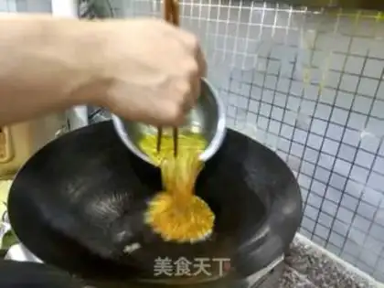 Make cucumber fried eggs step 4