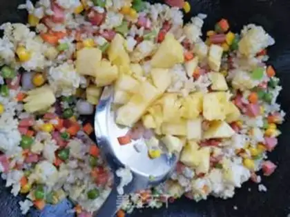 Make Pineapple rice step 3
