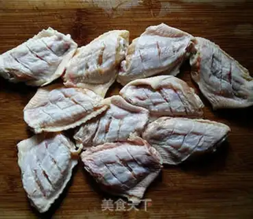 Make German beer with chicken wings step 1