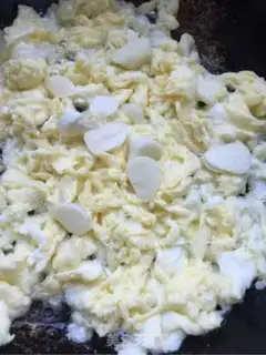 Make Tomato fried eggs step 5