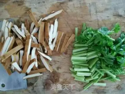 Make Celery fried dry step 1