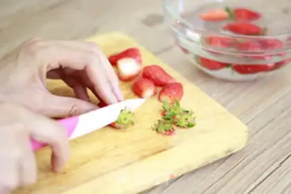 Make Strawberry shakes, smoothie moose step 2