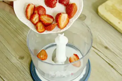 Make Strawberry shakes, smoothie moose step 3