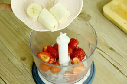 Make Strawberry shakes, smoothie moose step 4