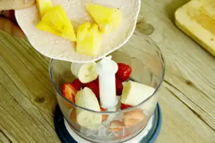 Make Strawberry shakes, smoothie moose step 5