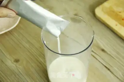 Make Strawberry shakes, smoothie moose step 7