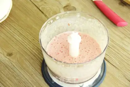 Make Strawberry shakes, smoothie moose step 11