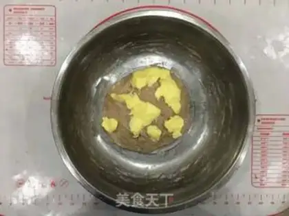 Make The teddy bear squeezed on the snack step 1