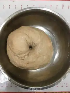 Make The teddy bear squeezed on the snack step 4