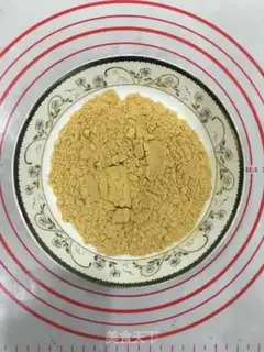Make The teddy bear squeezed on the snack step 7
