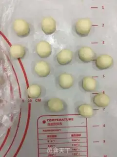 Make The teddy bear squeezed on the snack step 13