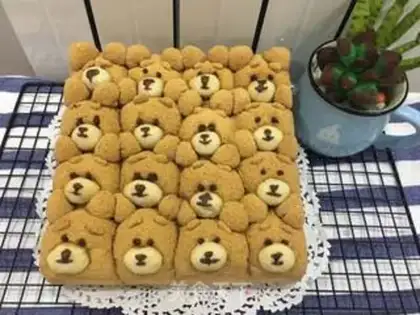 Make The teddy bear squeezed on the snack step 19