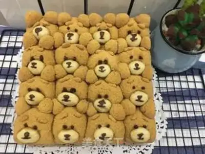 Make The teddy bear squeezed on the snack step 20