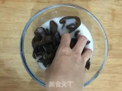 Make Wood-eared chicken feet step 3