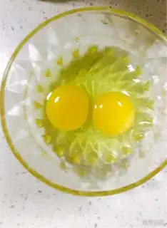 Make Tomatomic ear fried eggs step 1