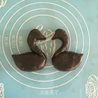 Make Black swan cookies step 8